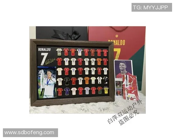 梅西与C罗足球明星挂件精美设计展现球场传奇魅力与经典对决